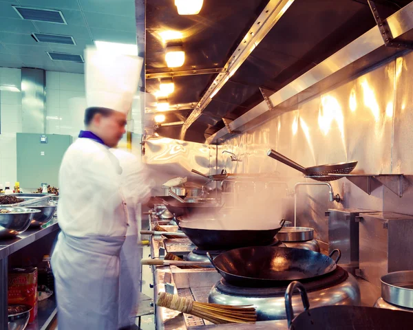 Chefs de movimiento de una cocina de restaurante — Foto de Stock