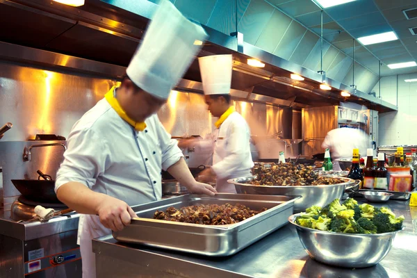 Beweging chef-koks van een keuken van het restaurant — Stockfoto