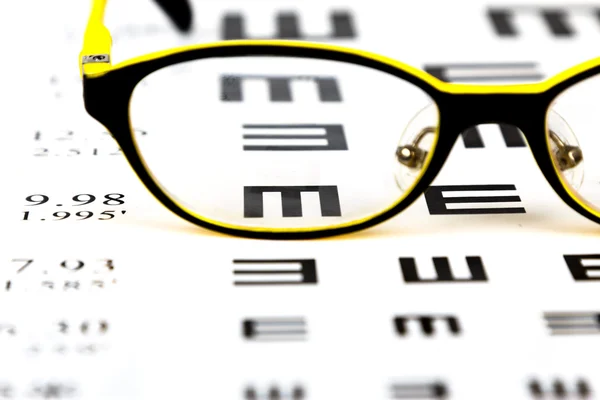 Gráfico de teste de visão no fundo branco close-up — Fotografia de Stock
