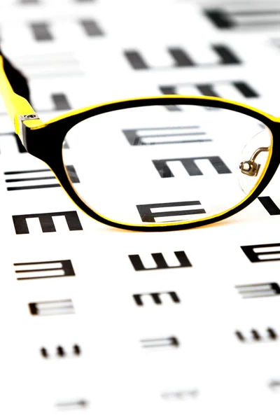 Brille auf Sehtest-Diagramm — Stockfoto
