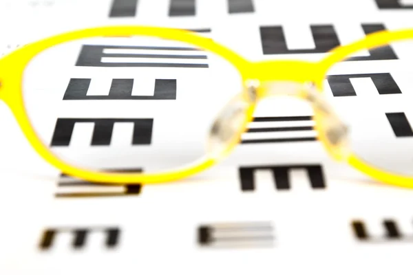 Óculos no gráfico de teste de visão — Fotografia de Stock