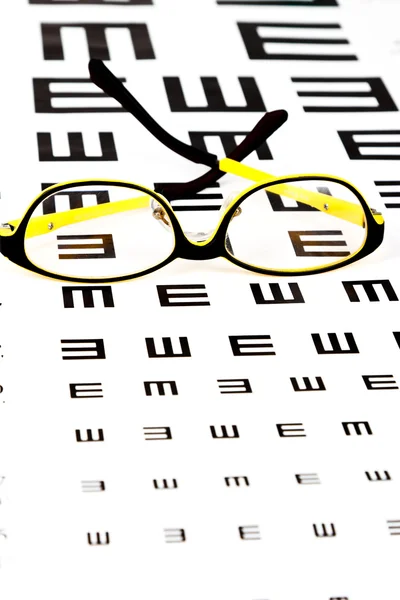 Brille auf Sehtest-Diagramm — Stockfoto