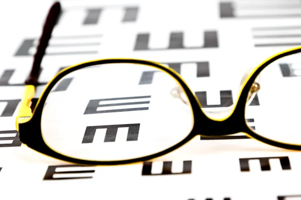 Brille auf Sehtest-Diagramm — Stockfoto