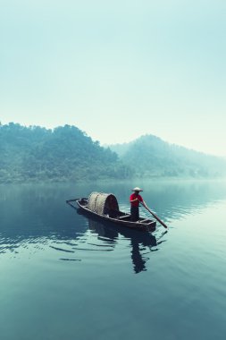 küçük güzel dongjiang nehir manzarası, balıkçılar
