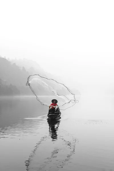 Small beautiful Dongjiang River landscape, the fishermen — Stock Photo, Image