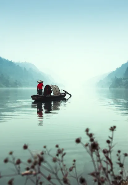 Small beautiful Dongjiang River landscape, the fishermen — Stock Photo, Image