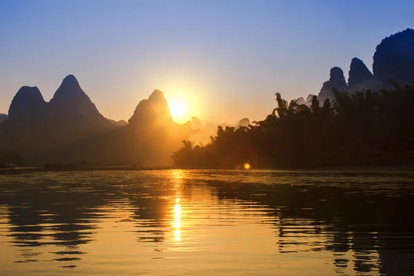 Zonsondergang landscpae van yangshuo in guilin, china — Stockfoto