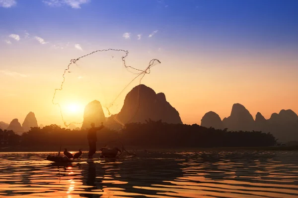 Barco con cormoranes aves, pesca tradicional en China uso tra —  Fotos de Stock