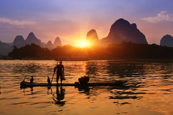 Båt med skarvar fåglar, traditionellt fiske i Kina använder tra — Stockfoto