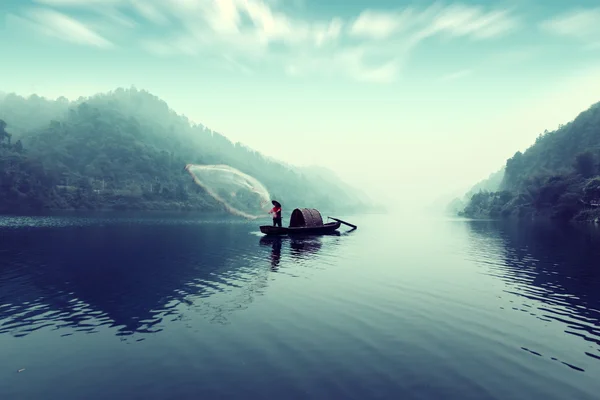 Small beautiful Dongjiang River landscape, the fishermen — Stock Photo, Image