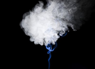 siyah bir arka plan üzerinde izole duman