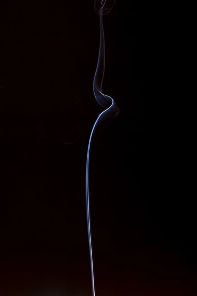 Дым изолирован на черном фоне — стоковое фото