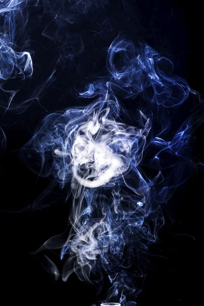 Rök isolerad på en svart bakgrund — Stockfoto