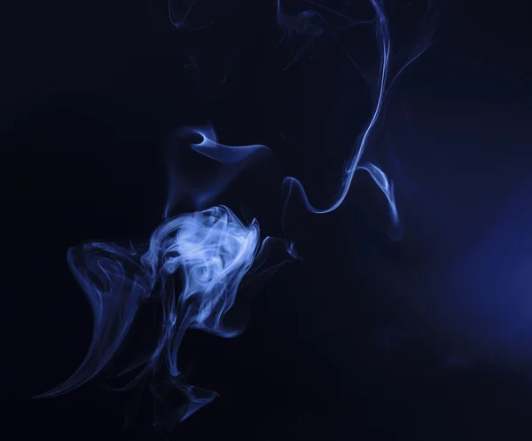 Rök isolerad på en svart bakgrund — Stockfoto
