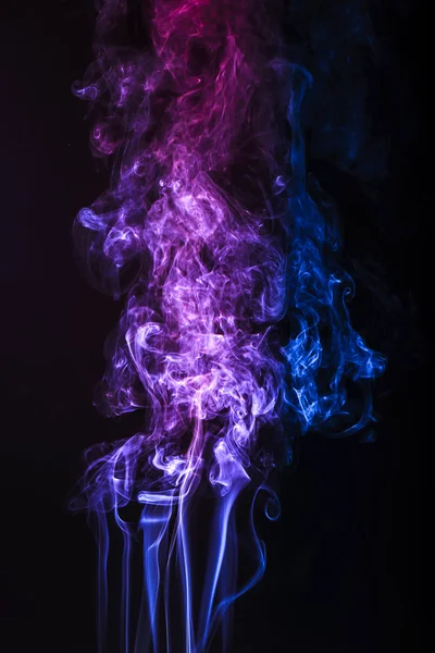 Fumaça isolada em um fundo preto — Fotografia de Stock