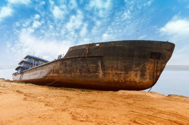 tekne kıyıda telli
