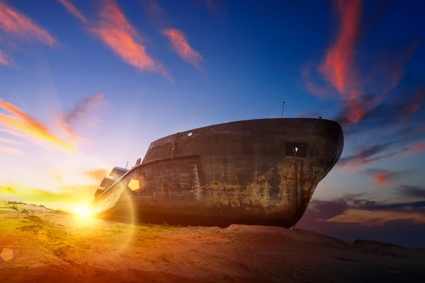 La barca bloccata sulla riva — Foto Stock