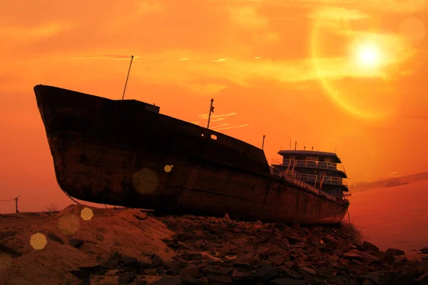 La barca bloccata sulla riva — Foto Stock