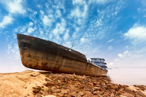 The boat stranded on the shore — Stock Photo, Image