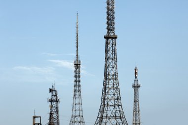 Yüksek voltaj postası. Yüksek voltajlı gökyüzü arka planı..