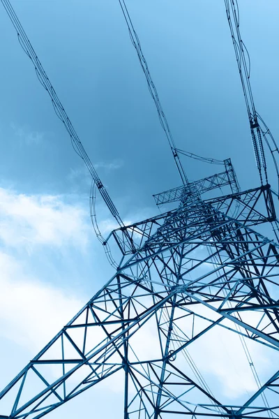 Alta tensão post.High-voltage torre céu fundo. — Fotografia de Stock