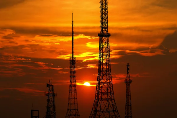 Hoogspanningspost.High-voltage toren hemel achtergrond. — Stockfoto