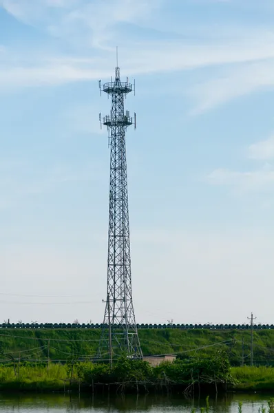 고 전압 Post.high-voltage 타워 배경 하늘. — 스톡 사진