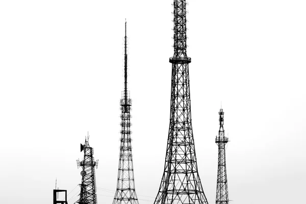 Hoogspanningspost.High-voltage toren hemel achtergrond. — Stockfoto