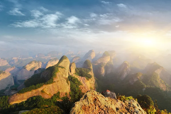 Berg onder blauwe hemel in jiangxi, china — Stockfoto