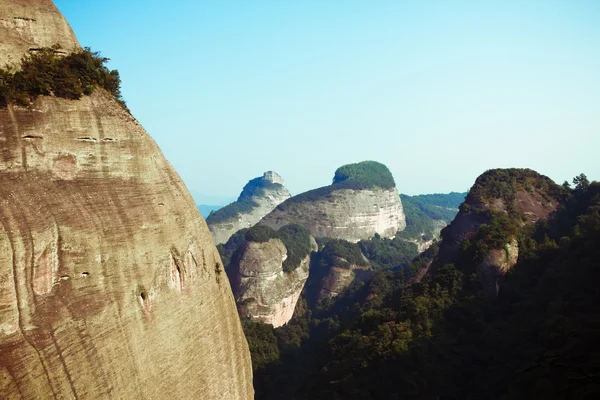 Munte sub cerul albastru în jiangxi China — Fotografie, imagine de stoc