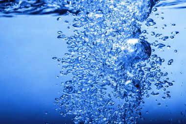 temiz su ve su kabarcıkları mavi