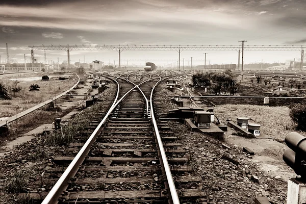 Carriles bajo el fondo del cielo — Foto de Stock