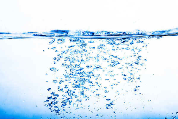 Чистая вода и пузырьки воды в голубом
