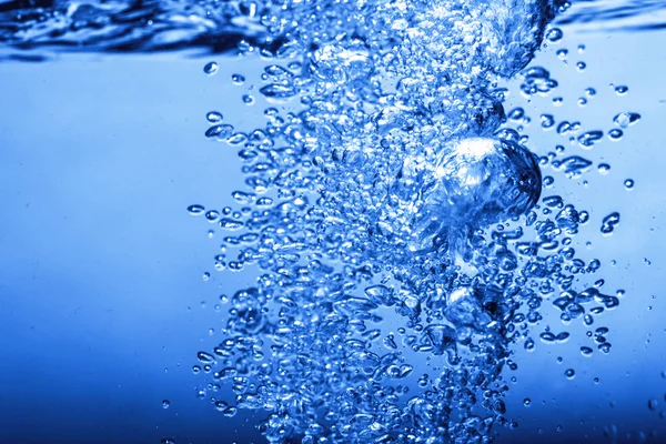 temiz su ve su kabarcıkları mavi
