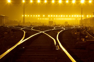yük treni alan gecenin perdesi altında,