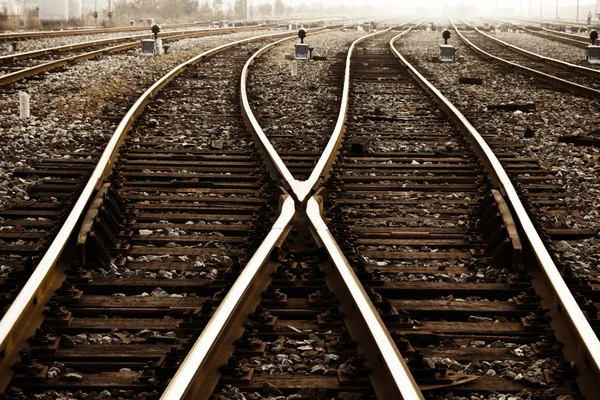 Ferrovia em nevoeiro na estação, paisagem ao ar livre — Fotografia de Stock