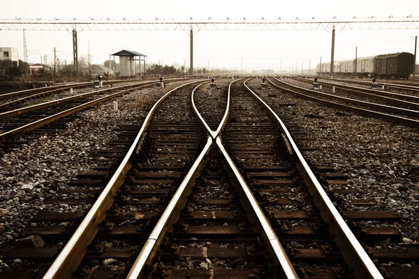 Ferrocarril en la niebla en la estación, paisaje exterior — Foto de Stock