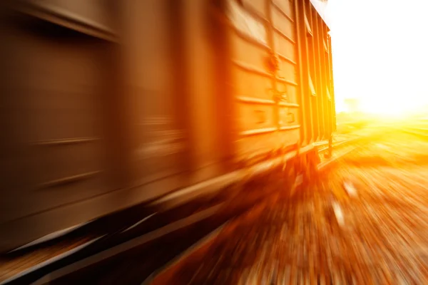 Güterzug fährt am Sonnenuntergang vorbei — Stockfoto