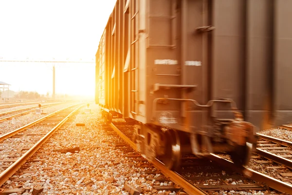 Reight tåg förbi på sunset beam — Stock fotografie