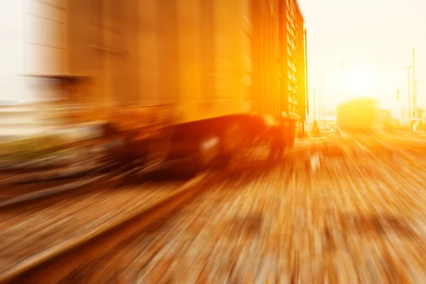 Güterzug fährt am Sonnenuntergang vorbei — Stockfoto