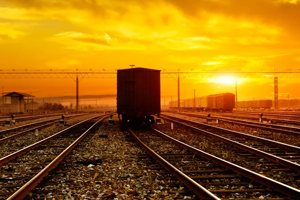 Reight поїзд, що проходить через промінь заходу сонця — стокове фото