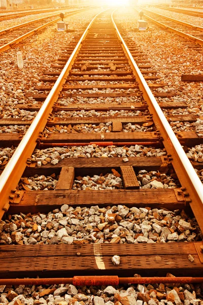 Ferrocarril en la niebla en la estación, paisaje exterior — Foto de Stock