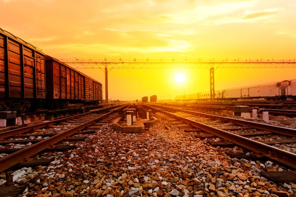 Train droit passant sur le rayon du coucher du soleil — Photo