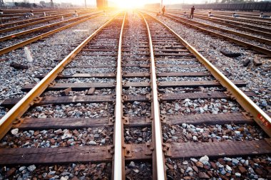 İstasyonda sisli demiryolu, açık hava manzarası