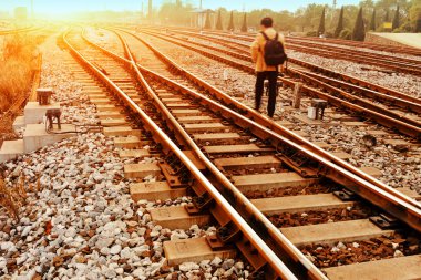 parça, yalnız bir yaya, alacakaranlıkta.