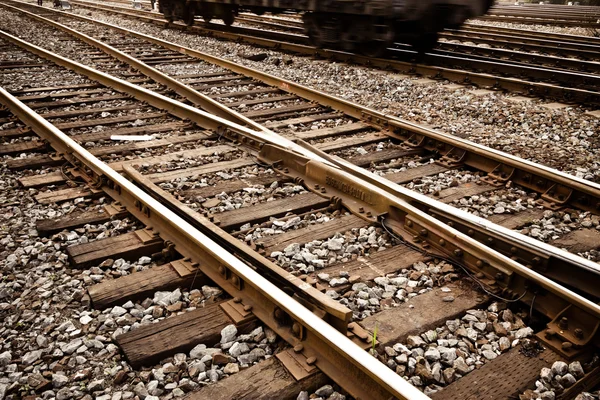 Ferrovia em nevoeiro na estação, paisagem ao ar livre — Fotografia de Stock