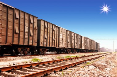 reight tren tarafından geçen gün batımı ışını