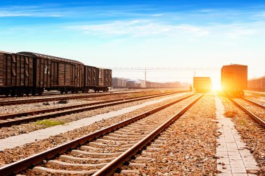 gökyüzü arka plan altındaki rayları