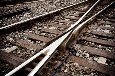 parça, yalnız bir yaya, alacakaranlıkta.