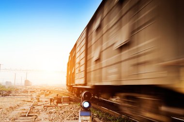 gökyüzü arka plan altındaki rayları